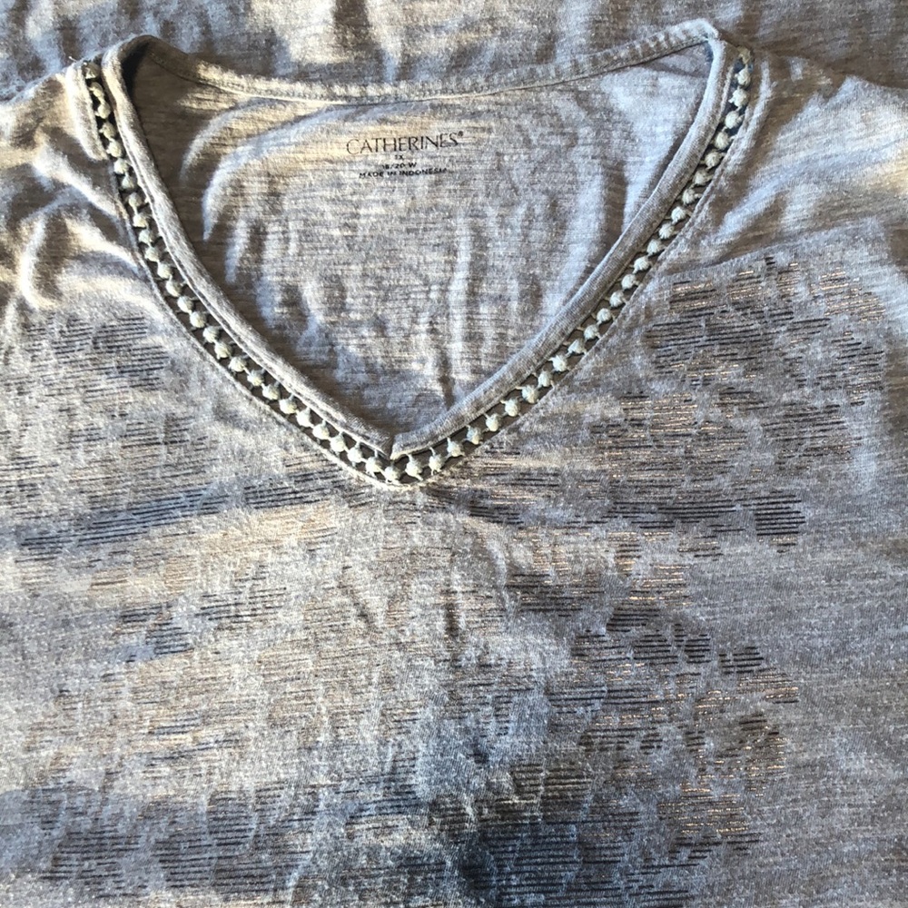 Short sleeve V-neck tee